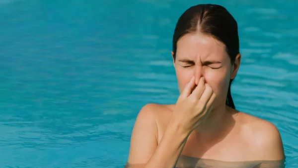Derfor lugter din pool af klor – og hvad du kan gøre ved det