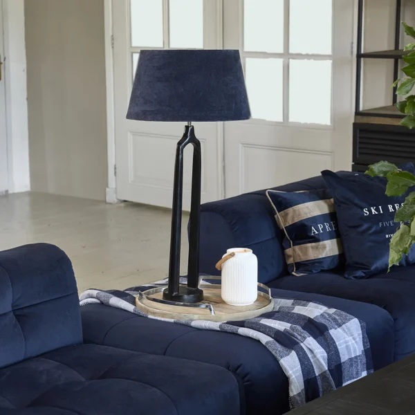 RM Coventry serveringsbakke på sofa dekoreret med lampe og lanterne