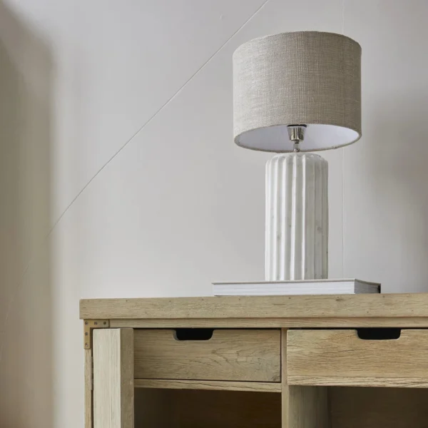 Lampeskærm på marmor lampefod i en stueindretning, cylinderform, neutral hør – 20x15 cm
