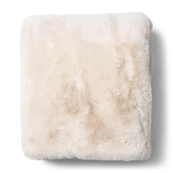 Heather faux fur plaid fra Rivièra Maison i størrelsen 180x130cm og i farven hvid