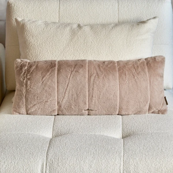 Chila pyntepude på sofa med anden pude