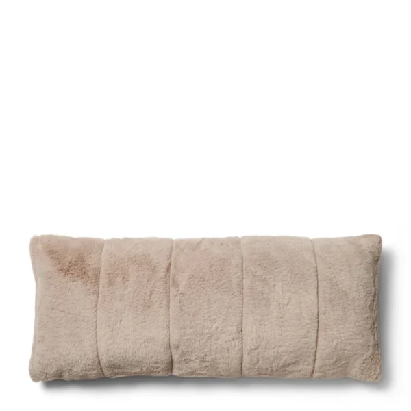 RM Chila Faux Fur pyntepude fra Rivièra Maison som måler 30x70cm og er i farven beige