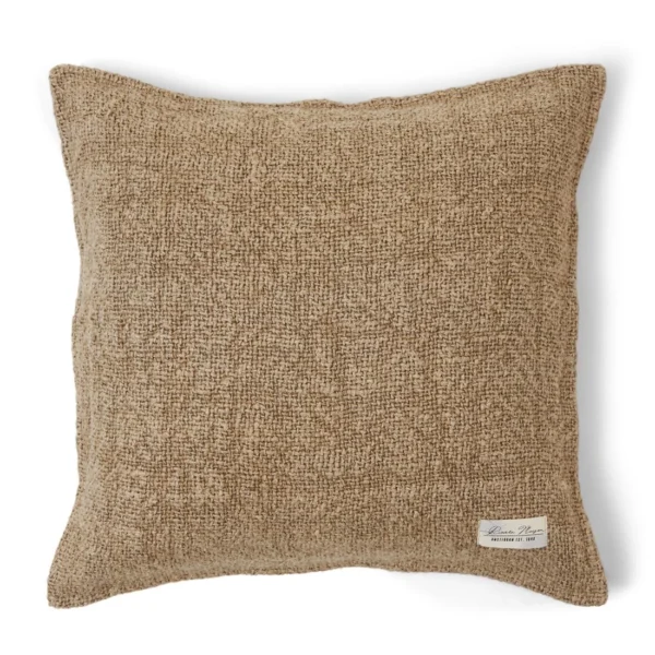 Pudebetræk i målene 50x50cm er fremstillet i rustikt linned fra Rivièra Maison